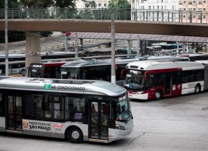 Ônibus da capital paulista só vão transportar passageiros sentados