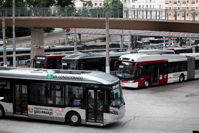 Ônibus da capital paulista só vão transportar passageiros sentados