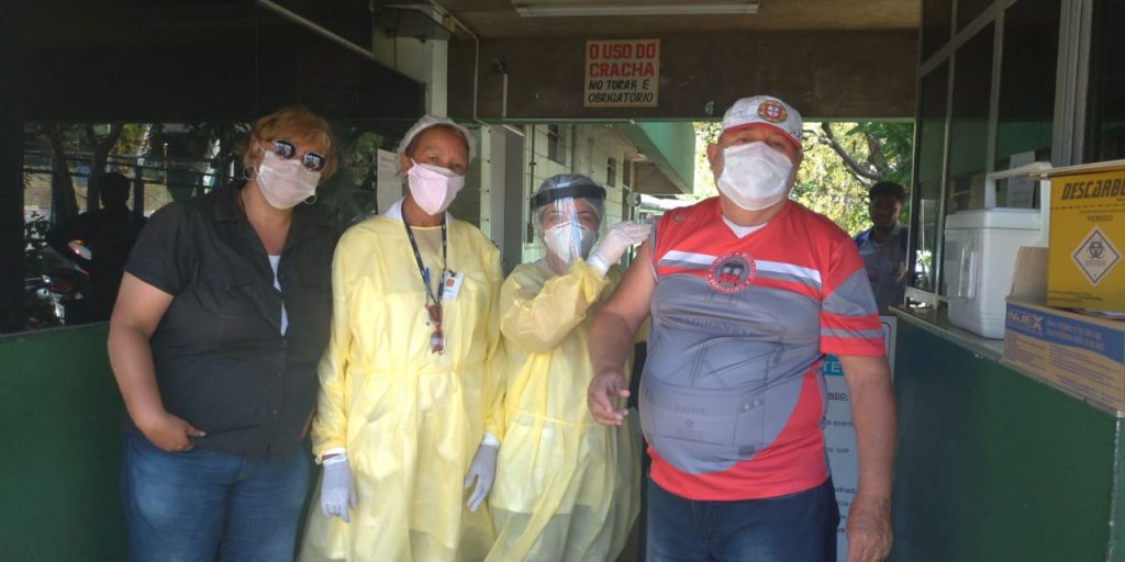 Trabalhadores da Ambiental são vacinados contra a gripe na garagem
