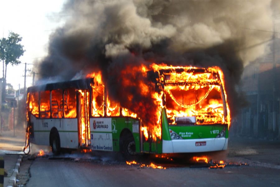 Mais de 4 mil ônibus foram incendiados nos últimos 30 anos