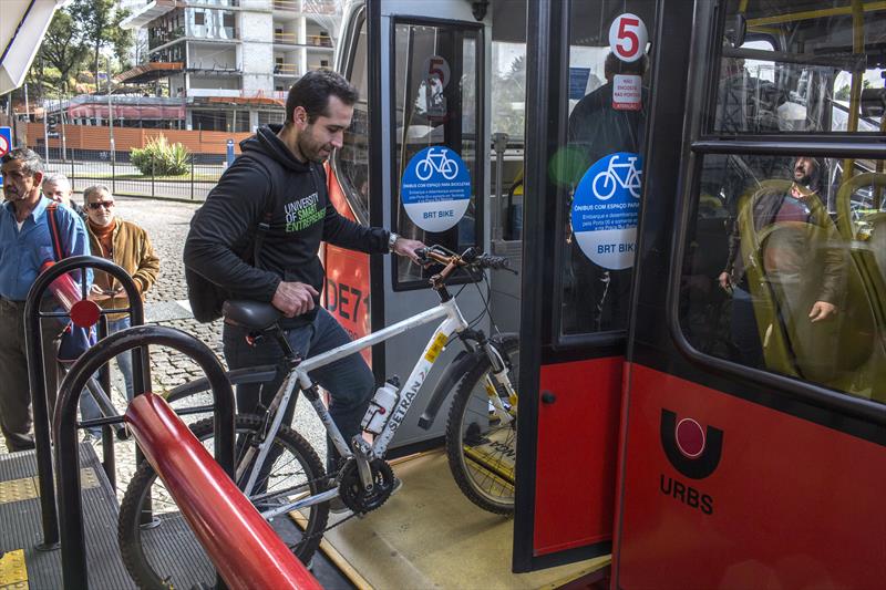 Comissão da Câmara dos Deputados aprova suporte para transportar bicicletas em ônibus urbanos