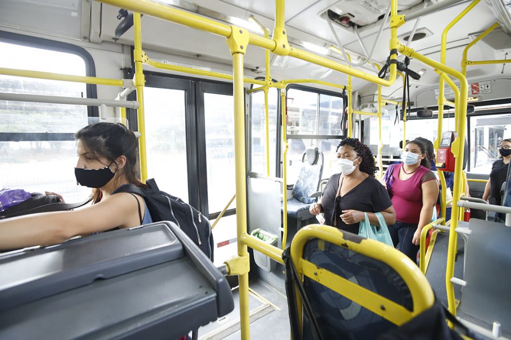 O uso de máscaras dentro dos ônibus, metrô e trens não é mais OBRIGATÓRIO a partir desta sexta-feira (3)