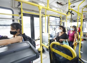 O uso de máscaras dentro dos ônibus, metrô e trens não é mais OBRIGATÓRIO a partir desta sexta-feira (3)