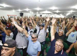 Assembleia histórica! Por unanimidade, trabalhadores e trabalhadoras aprovam importantes encaminhamentos de luta do SMTRUSP em defesa da categoria