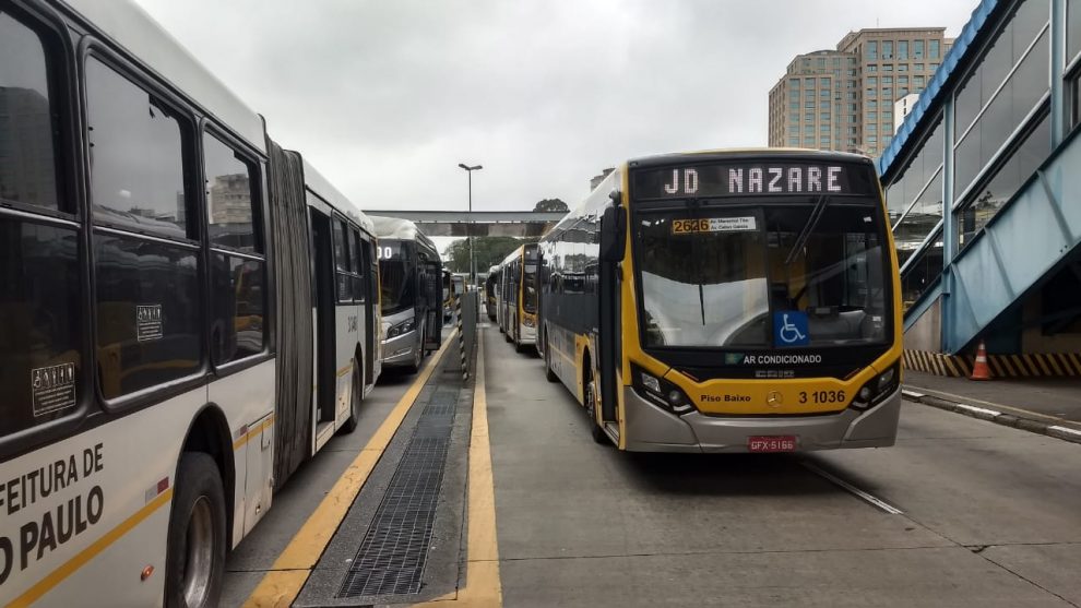 Ônibus são alvos de vandalismo no centro de São Paulo