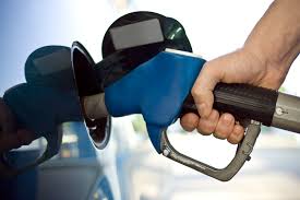 Em nova política, Petrobras reduz preços de gasolina e diesel
