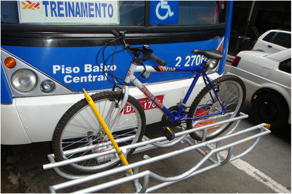 Haddad veta suporte de bicicleta para ônibus que já é usado em outras cidades