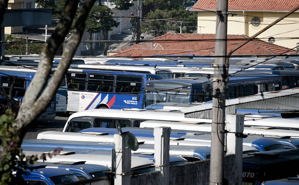 Motoristas de empresas de ônibus do ABC entram no terceiro dia de greve