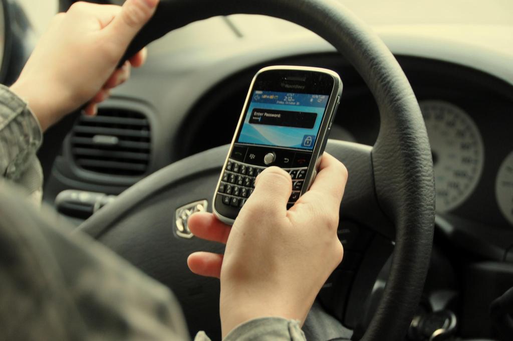 Mudança do CTB tipifica diferentes tipos de multas para uso do celular ao volante