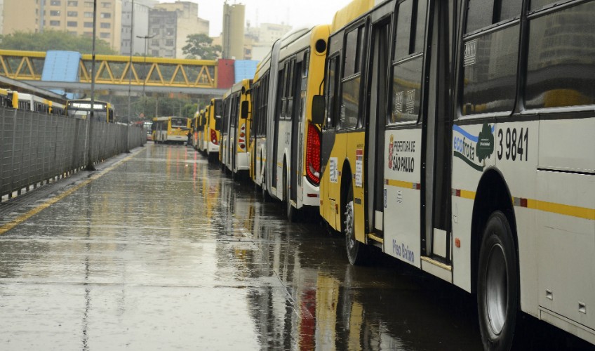 Número de ônibus quebrados tem redução de 49% em SP