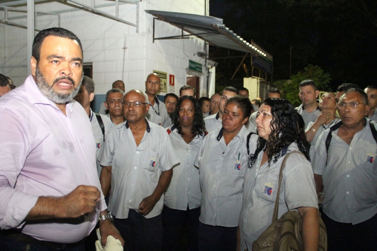 Pelos seus direitos trabalhadores da Kuba fazem protesto