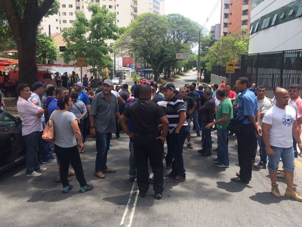 Permissionários de micro-ônibus de Guarulhos fecham via em protesto