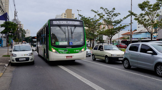Prefeitura de SP quer convênio com Waze para medir tempo de ônibus