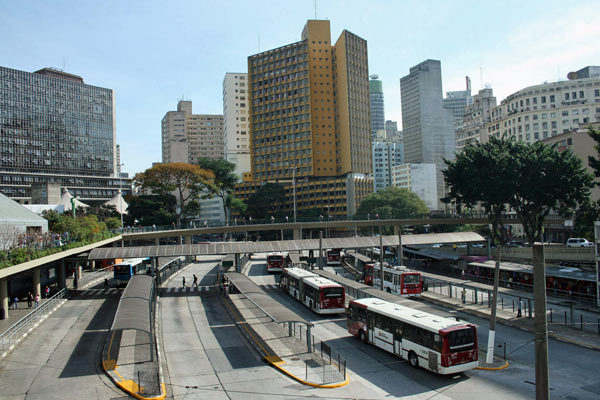 Terminais de ônibus terão de reservar 5% de todos os assentos para idosos em São Paulo