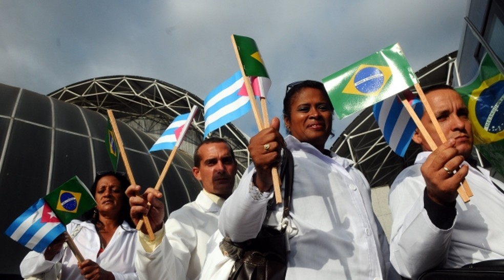 Governo Bolsonaro prepara a readmissão de médicos cubanos
