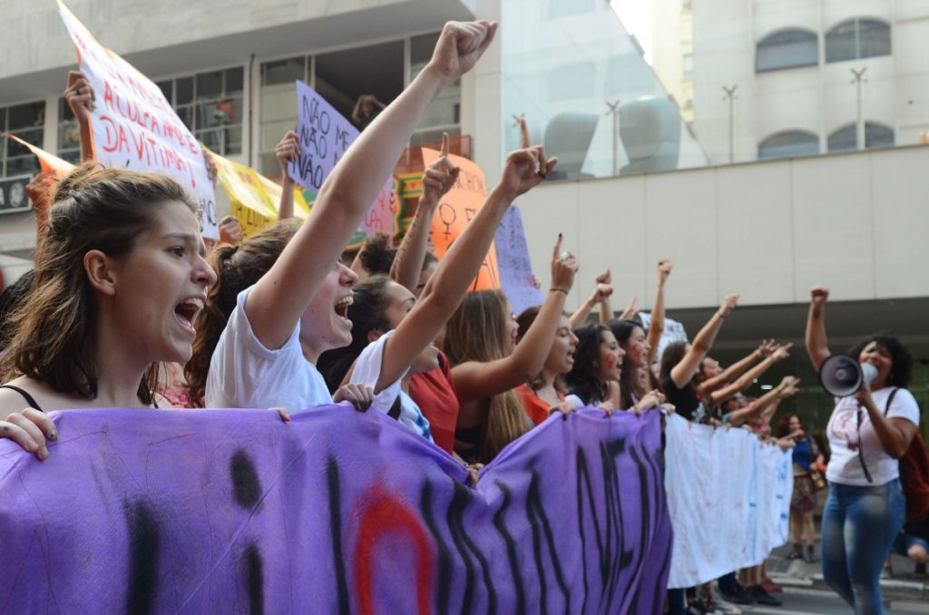Mulheres estudam mais no Brasil, mas têm renda 41,5% menor que homens, diz ONU