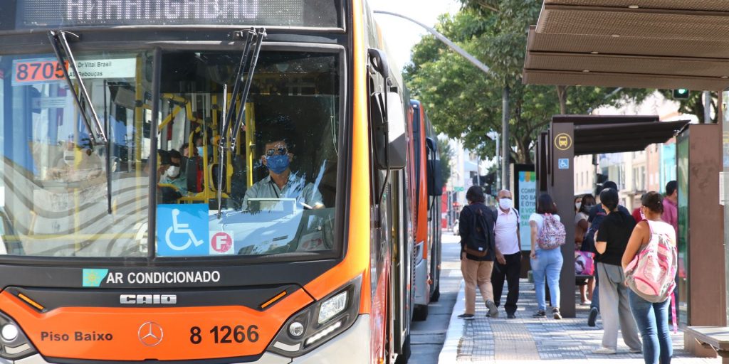 Prefeitura de SP mantém obrigatoriedade do uso de máscaras no transporte público