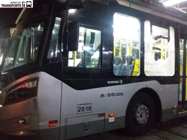 Ônibus depredado no terceiro dia de vandalismo na Zona Sul de São Paulo