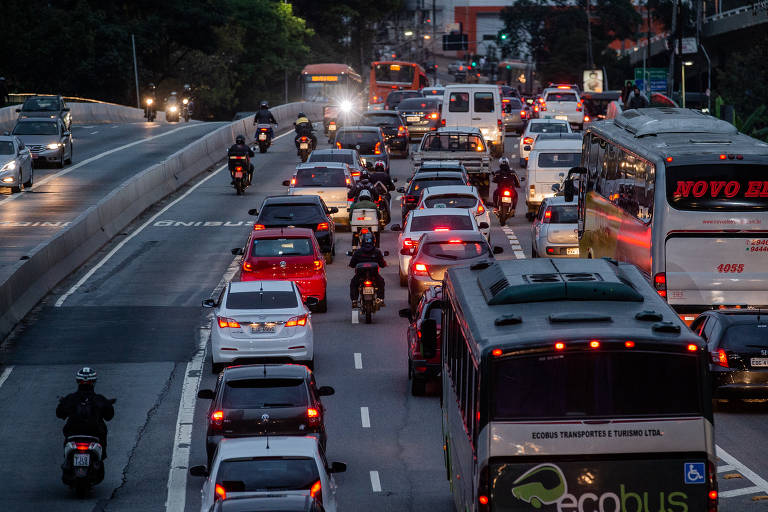 Contran publica deliberação que consolida infrações de trânsito à nova lei que aumentou tolerância para excesso de peso de caminhões e ônibus