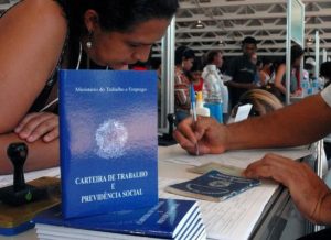 Três em dez brasileiros trabalham sem carteira assinada
