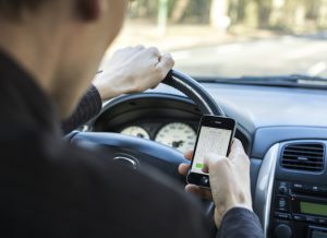 Uso de celular no trânsito poderá aumentar pena em caso de acidente 